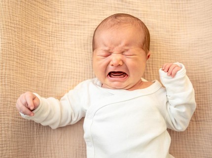 Bolehkah Membiarkan Bayi Menangis Sampai Diam Sendiri? Ini Efeknya Menurut Pakar