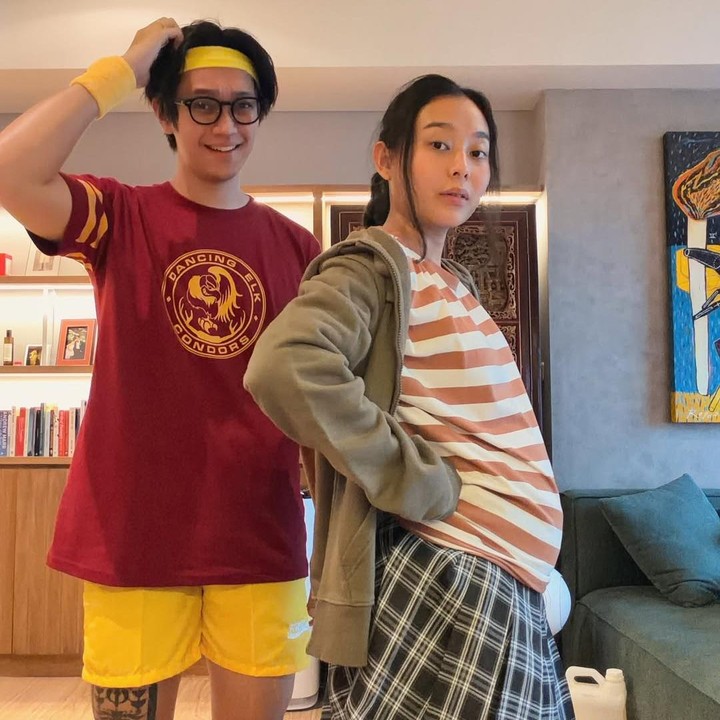 <p>Brandon dan Dhika resmi menikah pada 19 April 2025. Pada awal November 2025, pasangan ini mengumumkan kehamilan pertama ke publik. Jelang pergantian tahun, keduanya mengadakan acara syukuran tujuh bulan kehamilan yang dihadiri oleh keluarga besar. (Foto: Instagram @brandonsalim)</p>