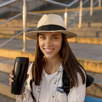 3 Ciri Kepribadian Orang yang Suka Bawa Tumbler ke Mana-mana