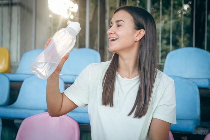 Ciri kepribadian orang yang suka membawa tumbler ke mana-mana adalah sosok yang tak malu memprioritaskan dirinya sendiri, bahkan di depan umum.  Mereka tidak melihat merawat diri sendiri sebagai tindakan egois, mereka melihatnya sebagai hal yang penting.