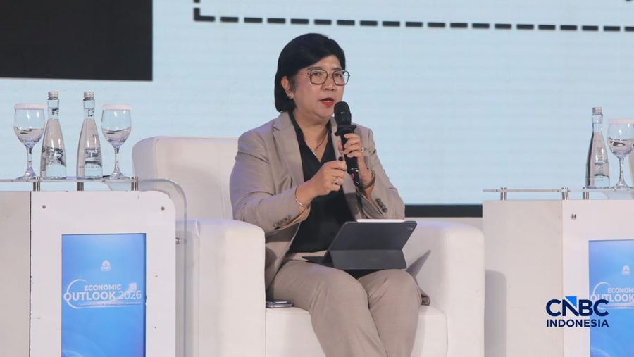 Deputi Gubernur Senior Bank Indonesia (BI), Destry Damayanti saat menyampaikan paparan dalam acara Economic Outlook 2026 bertema “Consolidating Growth, Accelerating the Transformation” di Hotel Indonesia Kempinski, Jakarta, Selasa (10/2/2026). (CNBC Indonesia/Faisal Rahman)