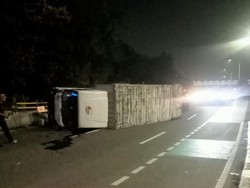Hilang Kendali, Truk Boks Tabrak Pembatas Jalan lalu Terguling di Jakbar