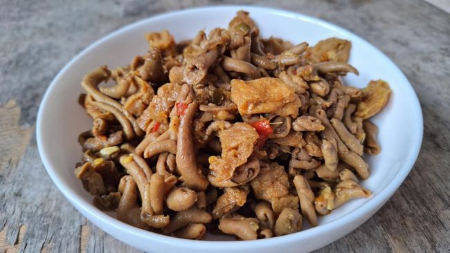 Supaya tidak bau amis, Anda perlu tahu beberapa cara masak usus ayam yang benar. Simak caranya di sini.