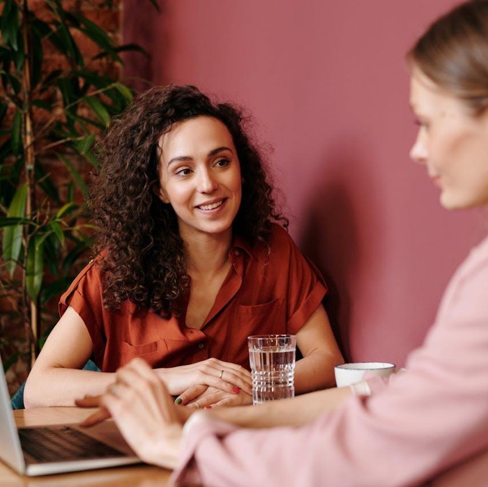 Cancer dikenal sangat dewasa secara emosional dan penuh empati. Berperan sebagai pelindung yang rela mengorbankan waktu dan energinya.