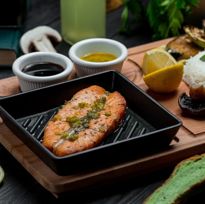 Salmon teriyaki merupakan salah satu masakan Jepang yang menyehatkan dan mudah dibuat di rumah
