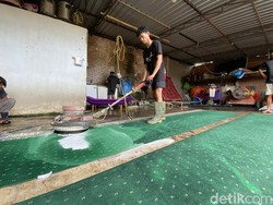 Pengusaha Cuci Karpet di Parepare Kebanjiran Order Jelang Ramadan