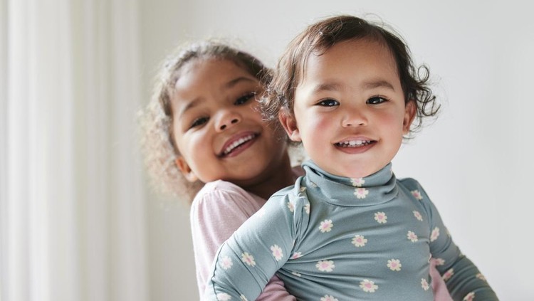 Kakak menjatuhkan adik