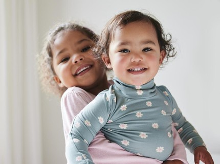 Tak Sengaja Menjatuhkan Adik, Balita Ini Justru Menyelamatkannya dari Risiko Stroke