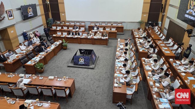 Komisi VIII menggelar rapat kerja dengan Menteri Haji dan Umrah membahas persiapan pelaksanaan haji 2026, Selasa (10/2).