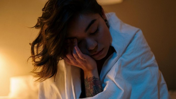 Kurang tidur bisa memicu produksi kortisol yang meningkatkan minyak di wajah