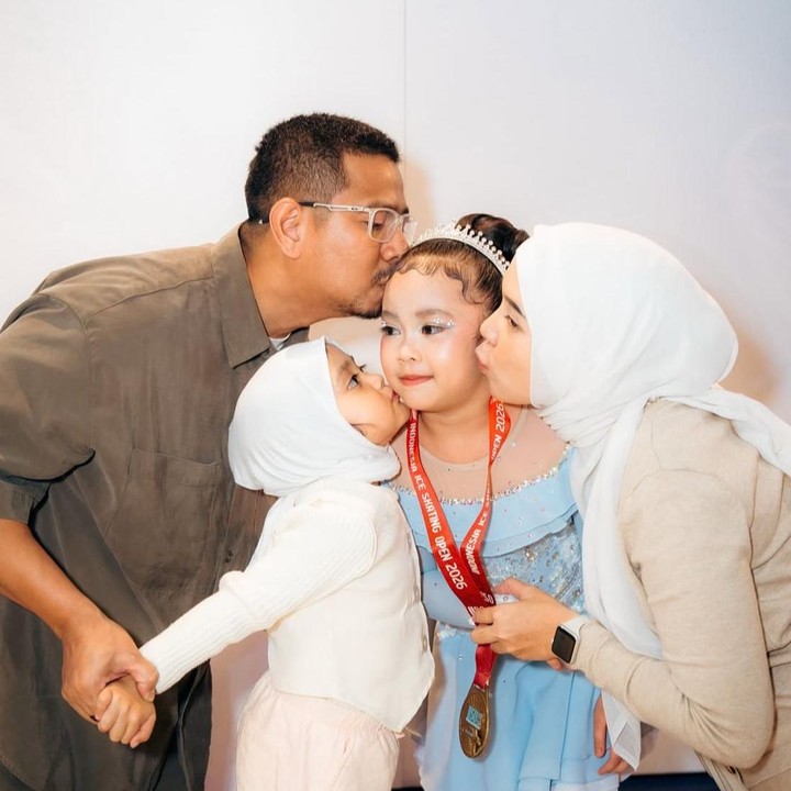 <p>Fitri Tropica mengungkapkan rasa bangganya terhadap sang putri. Lewat unggahan di Instagram, ia menuliskan pesan haru tentang perjalanan Sada. "Ini adalah bayiku yang cantik dan sekarang sudah melaju lincah di arena es. Sekarang anak yang dahulu enggak berdaya apa apa, akhirnya bisa ngelakuin hal-hal yg bahkan aku sendiri enggak bisa lakukan. Namun satu hal yang pasti, suatu kebahagiaan sendiri untuk kami membersamai setiap prosesmu <em>@sada_aminahanara</em>. Kami menyayangimu dan selalu bangga padamu," tulis Fitri lewat akun Instagramnya. (Foto: Instagram @fitrop)</p>