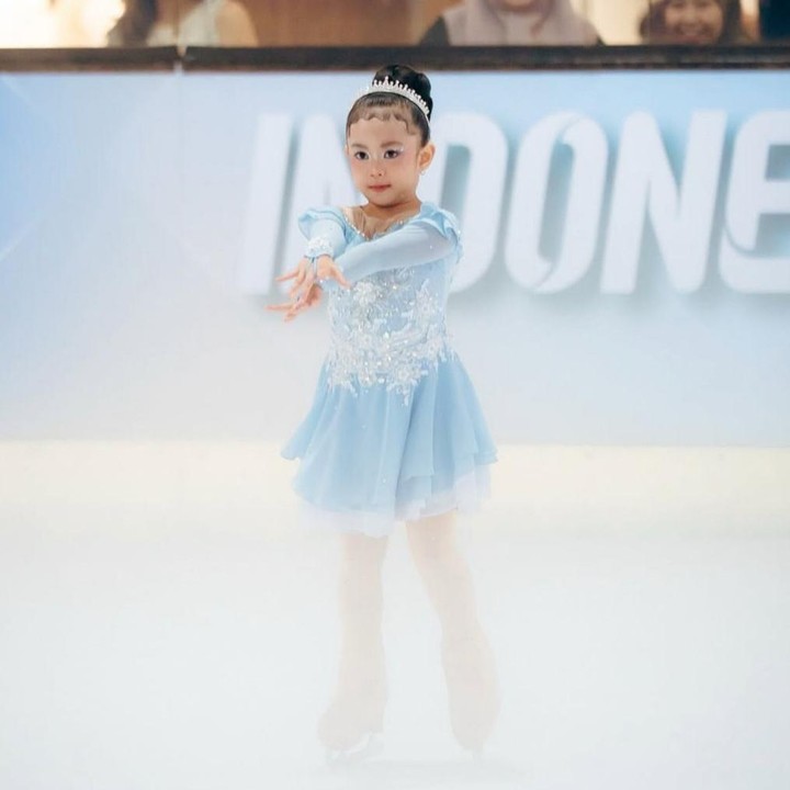 <p>Selain itu, ada putri sulung Fitri Tropica, Sada Amina Hanara, yang dikenal lincah bermain<em> ice skating</em> di usianya yang baru menginjak 6 tahun. Belum lama ini, Sada ikut berlaga di Indonesia Ice Skating Open 2026 dan berhasil meraih penghargaan berupa medali, Bunda. Di momen tersebut, Sada tampil cantik mengenakan kostum biru muda lengkap dengan mahkota mungil di atas kepalanya. (Foto: Instagram @fitrop)</p>