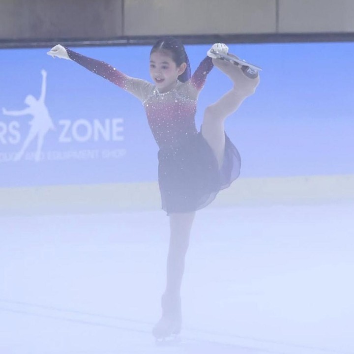 <p>Anak kedua Tyara dan Surya, Milena Aurora Surya, juga tak kalah mencuri perhatian saat tampil di atas arena es. Ia memperlihatkan gerakan meluncur sambil mengangkat satu kaki tinggi ke samping. Milena tampak anggun mengenakan kostum ungu yang berpadu dengan gradasi berwarna putih, Bunda. "Yang paling hebat bukan yang paling cepat juara. Melainkan yang mampu bertahan, berkembang dan memuncak di waktu yang tepat," ujarnya dikutip dari akun Instagram <em>@tyararenata</em>. (Foto: Instagram @tyararenata)</p>
