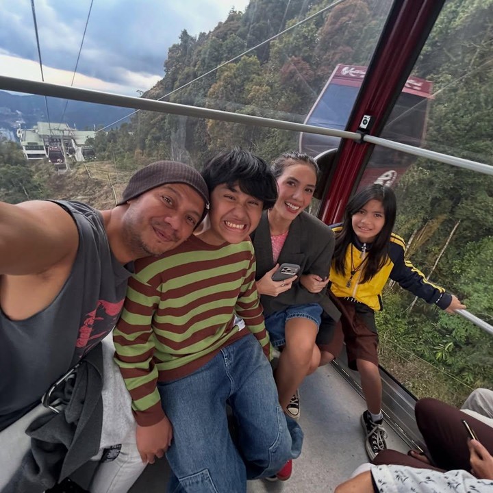 <p>Lebih dari satu dekade berumah tangga, kebahagiaan Nadila dan Eno diwarnai dengan kehadiran dua anak yang kini telah beranjak remaja. Mereka adalah Gilian Gitara Ryanto dan Nabuma.&nbsp;(Foto: Instagram @nadila_ernesta)</p>