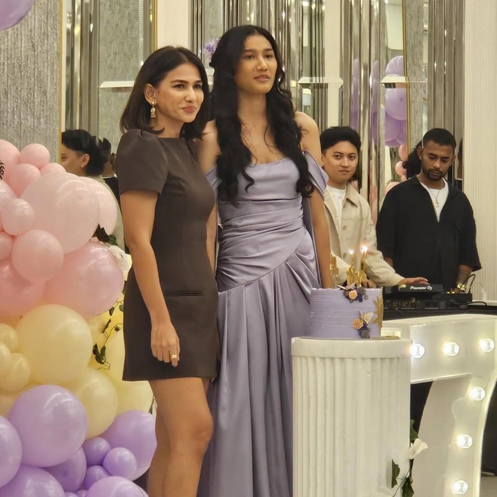 <p>Postur tubuh Naima yang tingginya sudah melebihi sang Bunda juga sempat mencuri perhatian publik beberapa bulan lalu. Saat menggelar acara perayaan ulang tahun ke-17, Nova sempat mengunggah potret dirinya yang berdiri di sebelah sang putri. Di foto ini, Naima tampil cantik dengan tinggi semampai bak model saat mengenakan gaun berwarna ungu. (Foto: Instagram @novaelizatime)</p>