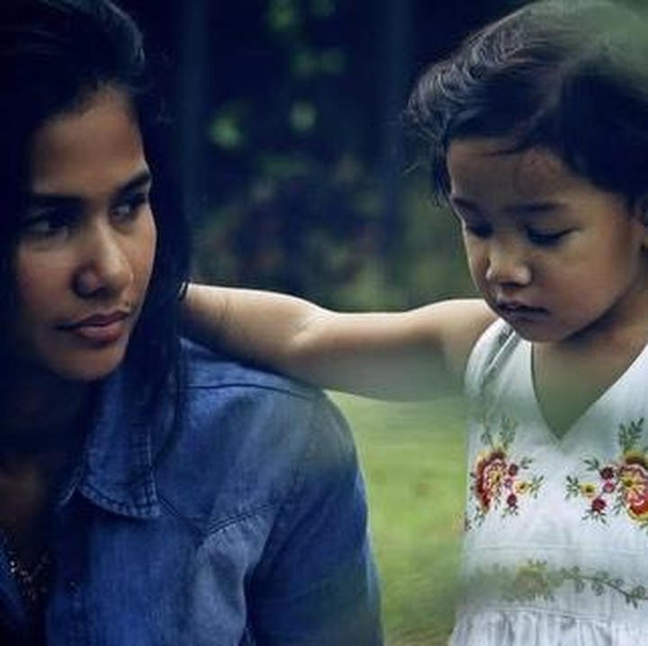 <p>Pada 21 November 2025, anak semata wayang Nova, Naima, berulang tahun ke-17. Di usia yang beranjak dewasa, Naima kini tumbuh menjadi perempuan yang cantik dan memiliki postur tubuh tinggi semampai. Baru-baru ini, Nova membagikan potret <em>throwback</em> sang putri dari sejak kecil hingga tumbuh menjadi remaja. "Dari dalam perut sampai sekarang lebih tinggi dari mama, selamanya," tulis sang aktris. (Foto: Instagram @novaelizatime)</p>