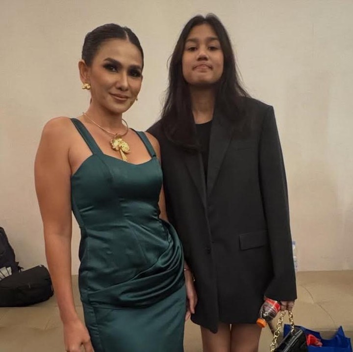 <p>Paras cantik Naima disebut mirip dengan sang Bunda. Beberapa netizen bahkan menyebut Nova dan putrinya seperti kembar atau kakak beradik. "Ky adek kaka," tulis akun @cu***. "Kayak adek kakak lohhh," ujar @fi***. "naimaaa tinggi nya ngalahin mamahnya cantik bgt," ungkap akun @fa***. (Foto: Instagram @novaelizatime)</p>