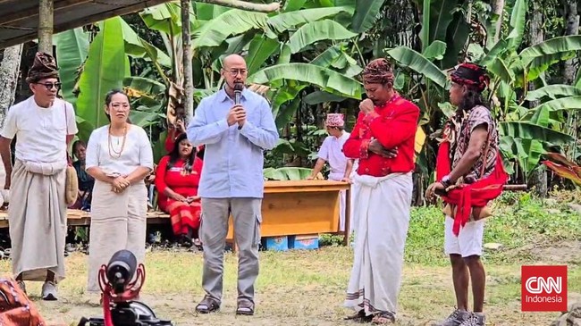 Komika Pandji Pragiwaksono dijatuhi sanksi adat berupa denda satu ekor babi dan 5 ayam dalam sidang adat di Tana Toraja, buntut candaan Toraja.