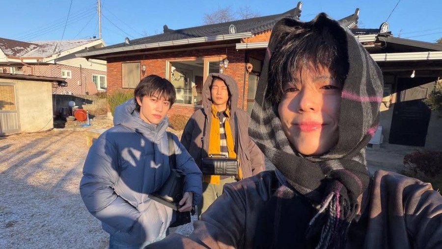 Park Bo Gum bertransformasi menjadi tukang cukur rambut di program televisi The Village Barber&period;