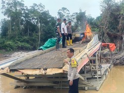 Penertiban PETI di Kuansing Berlanjut, 5 Rakit Dompeng Dimusnahkan