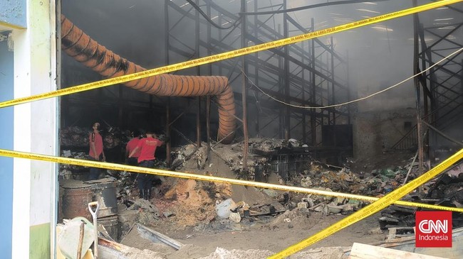 Kepolisian Tangerang Selatan selidiki kebakaran gudang pestisida yang diduga mencemari sungai sekitar. Lima saksi telah dimintai keterangan untuk penyelidikan.