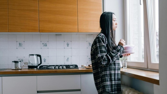 Punya kesadaran diri tinggi. Refleksi diri akan membangun kecerdasan emosional.