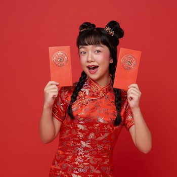 Kenapa Imlek Selalu Identik dengan Angpau? Ini Sejarah dan Maknanya