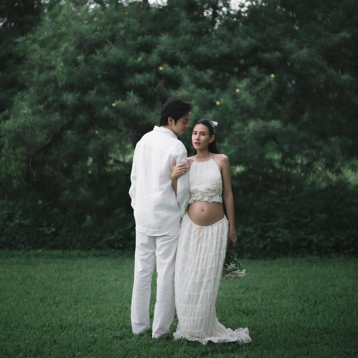 <p>Tentu saja <em>postingan</em> itu langsung mencuri perhatian warganet yang membanjirinya dengan ucapan selamat dan doa terbaik untuk mereka. &ldquo;Masya Allah Tabarakallah. Aaaaaaaaaaa Sehat sehat bumiw pamiw dan calon debay,&rdquo; tulis akun <em>@tiaraag****.</em> &ldquo;MasyaAllah sehat-sehat yah bumil,&rdquo; tulis akun <em>@ciiii****.&nbsp;</em>(Foto: Instagram @angga)</p>