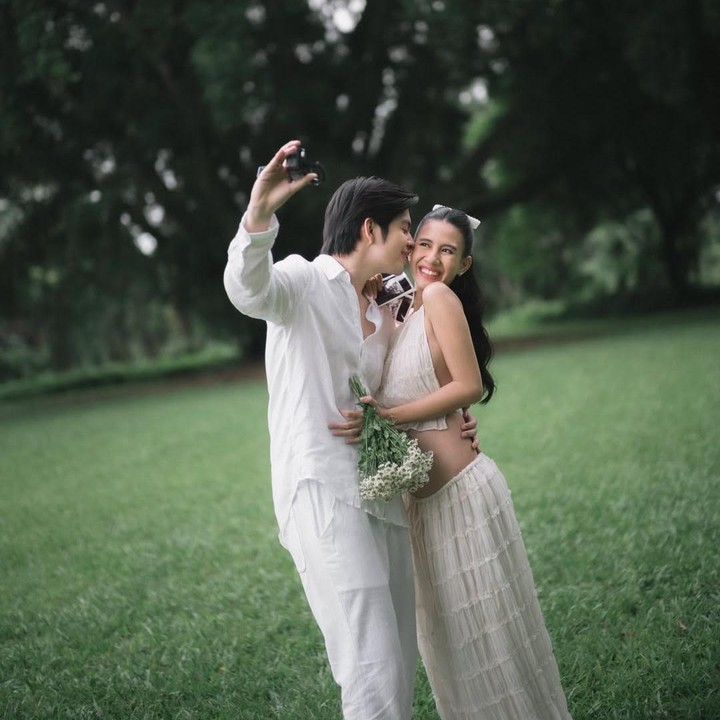 <p>Bintang film <em>Penyalin Cahaya,</em> Shenina Cinnamon, baru saja mengumumkan kehamilan pertamanya dari pernikahan dengan aktor Angga Yunanda. Perempuan 27 tahun ini mengumumkan kehamilannya dengan membagikan potret romantis bersama sang suami, Bunda. Shenina dan Angga kompak mengenakan pakaian bernuansa putih dan mengabadikan momen di area <em>outdoor</em> yang dikelilingi pepohonan hijau. Tak lama setelah mengumumkan kehamilan, Shenina mengungkap jenis kelamin anak pertamanya ke publik. "Ini bayi laki-laki! Hati kami penuh kebahagiaan," ungkap sang aktris dalam unggahan di Instagram. (Foto: Instagram @angga / @sheninacinnamon)</p>