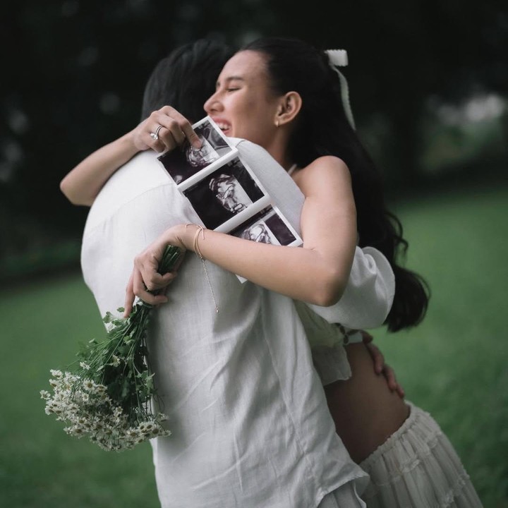 <p>Tak hanya itu, Angga mengungkap rasa syukur karena telah mendapatkan hadiah terindah, Bunda. &ldquo;Alhamdulillah Tuhan menitipkan hadiah terindah di antara kami. Happy 1st anniversary &amp; hi bayi!&rdquo; ungkap Angga.&nbsp;(Foto: Instagram @angga)</p>