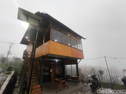 Sensasi Ngopi Sambil Ditemani Kabut Tebal Gunung Ciremai