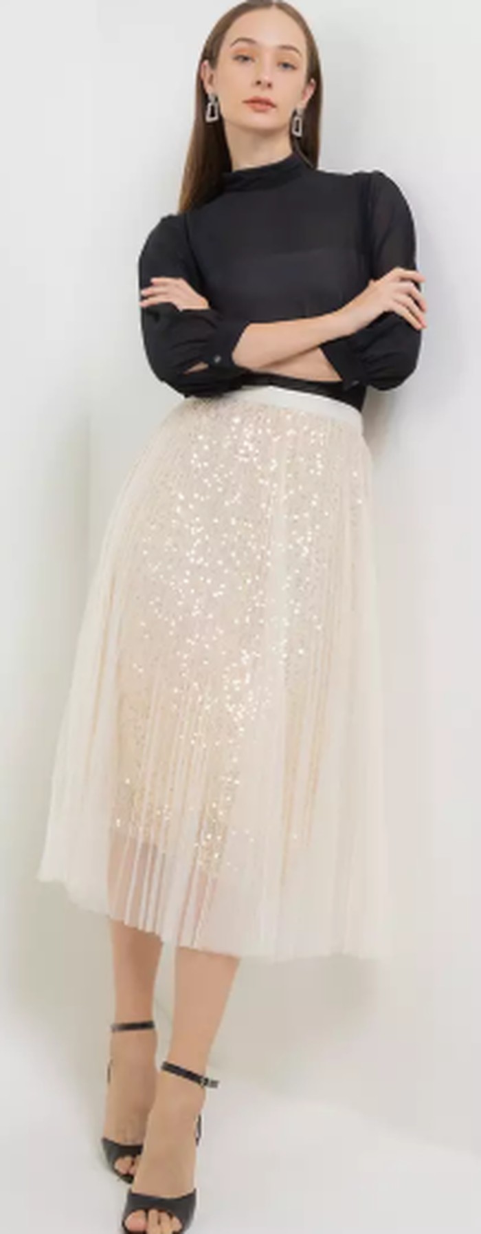 Tampil modis dan manis dengan chic style saat dinner valentine bersama pasangan, kamu dapat mencoba perpaduan turtle neck blouse dengan sequin Pleated Tutu Skirt/Foto: Zalora.com/ChicSimple