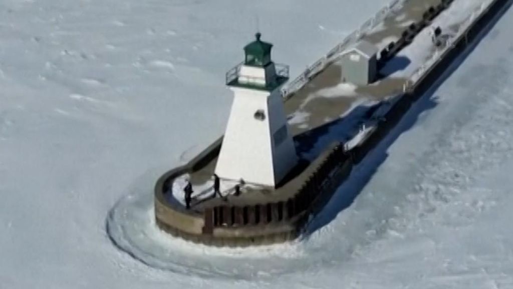 Melihat Danau Erie Perbatasan AS-Kanada Membeku Imbas Dingin Ekstrem