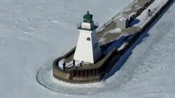 Melihat Danau Erie Perbatasan AS-Kanada Membeku Imbas Dingin Ekstrem