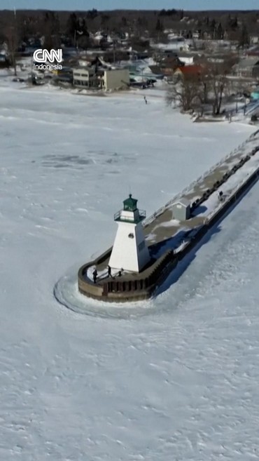 Melihat Danau Erie Perbatasan AS-Kanada Membeku Imbas Dingin Ekstrem