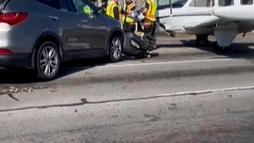 Pesawat Kecil Mendarat Darurat di AS, Tabrak Banyak Mobil