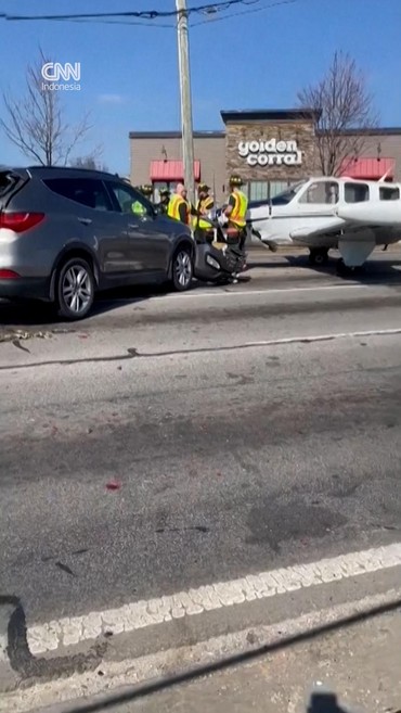 Pesawat Kecil Mendarat Darurat di AS, Tabrak Banyak Mobil