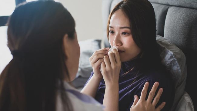 7 Ciri Kepribadian Orang yang Mudah Meneteskan Air Mata saat Melihat Orang Menangis