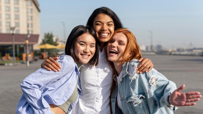 5 Zodiak yang Bisa Menjadi 'Kakak' dalam Pertemanan karena Paling Dewasa