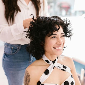 8 Tips Merawat Rambut Keriting agar Tetap Sehat