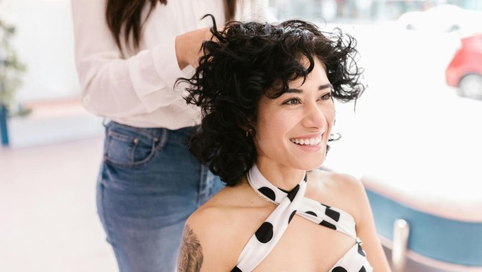 8 Tips Merawat Rambut Keriting agar Tetap Sehat
