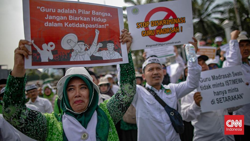 FOTO: Aksi Guru Madrasah di DPR, Protes Ketidakadilan Pengangkatan P3K