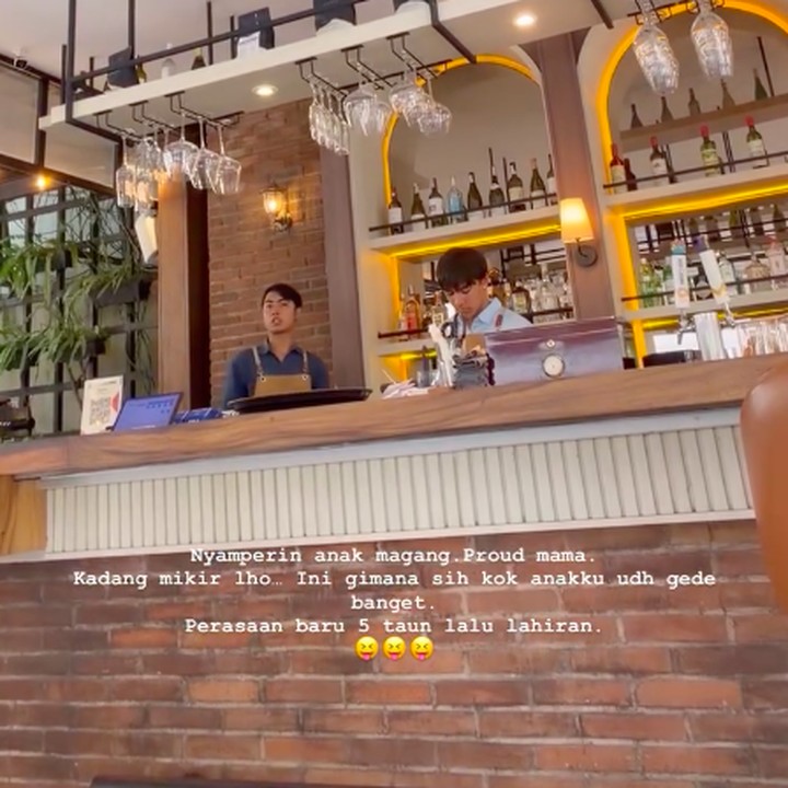 <p>Anak sulung Nana, Jason, sudah tumbuh menjadi pria dewasa. Jason baru saja berulang tahun ke-19, Bunda. Tak heran bila anak pertama Nana ini perlahan mulai hidup mandiri dan membangun kariernya. Pada 2024, Jason diketahui melanjutkan studi pendidikan tinggi di The University of Western Australia. Ia memutuskan untuk menimba ilmu di kampung halaman ayahnya. (Foto: Instagram @nanamirdad_)</p>