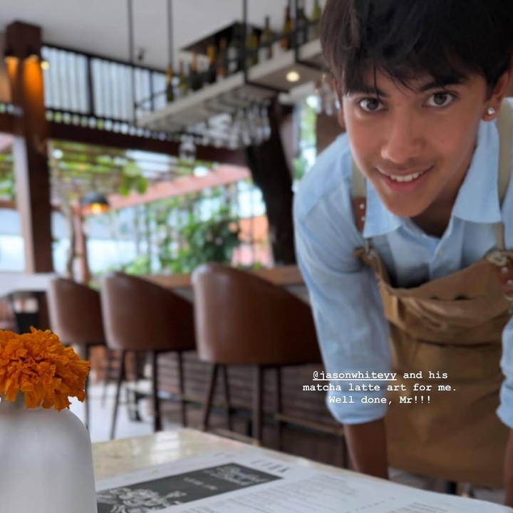 <p>Nana datang ke <em>coffee shop</em> tak hanya untuk melihat putranya bekerja. Istri aktor Andrew White ini datang sebagai pelanggan di tempat magang putranya. Nana bahkan menunjukkan <em>matcha latte</em> yang dibuat oleh sang putra. "@jasonwhiteyy dan<em> matcha latte art</em> buatannya yang dibuat untuk aku. Kerja bagus, Mr!!!" tulis Nana. (Foto: Instagram @nanamirdad_)</p>