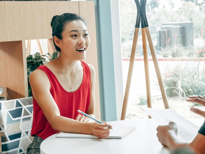 Autentik dan percaya diri. Orang magnetis bersikap apa adanya dan jujur terhadap dirinya sendiri.
