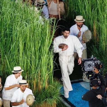 Penasaran Dengan Bayaran Manusia Semak di Panggung Super Bowl Bad Bunny