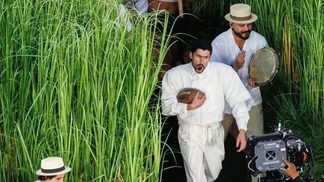 Penasaran Dengan Bayaran Manusia Semak di Panggung Super Bowl Bad Bunny