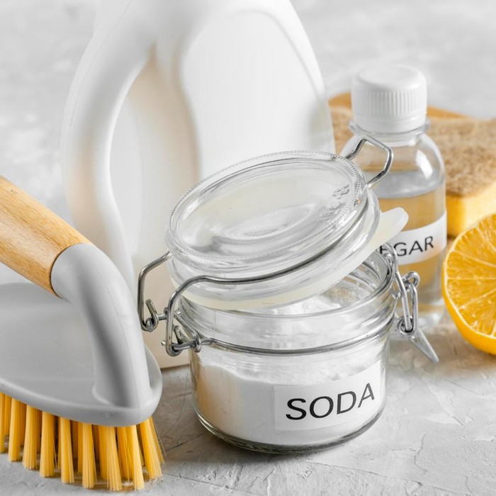 Baking soda yang disimpan lebih dari 30 hari biasanya sudah tidak efektif menyerap bau. Menggantinya secara rutin memastikan aroma kulkas tetap segar dan terjaga.