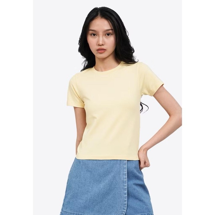 Basic Fitted Short Sleeve T-Shirt Soft Yellow dari brand COLORBOX hadir dengan desain crop length dan fitted crop. Materialnya terbuat dari cotton spandex yang stretchy.