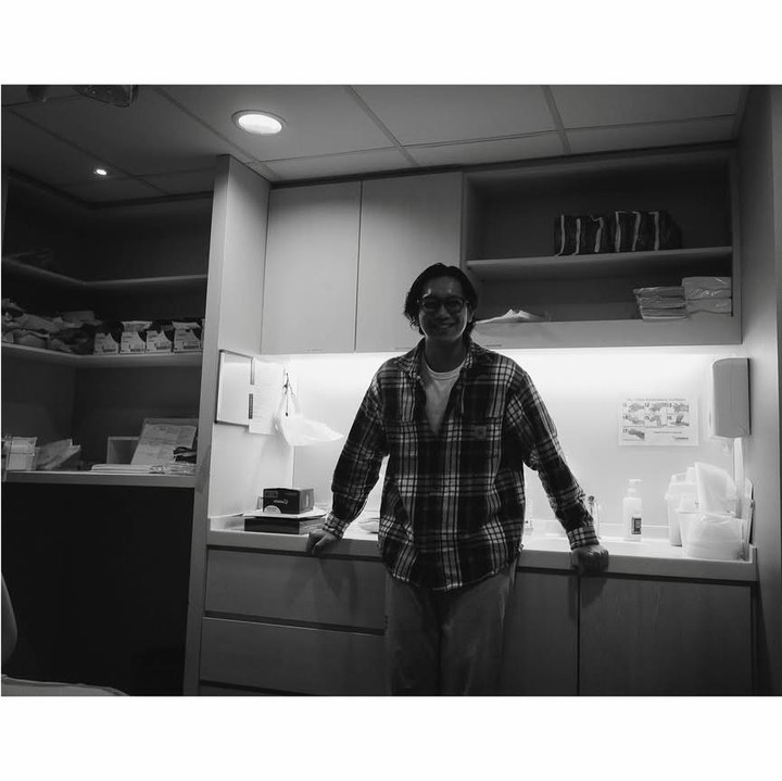 <p>Dalam postingan ini, Brandon menuliskan caption manis namun penuh makna. Brandon dengan bangga mengungkap status barunya sebagai orang tua. "<em>We did it! We are now daddy and mama.</em> (Kami berhasil. Sekarang kami sudah menjadi ayah dan ibu)," tulisnya. Meski sudah mengumumkan kelahiran anak pertamanya, Brandon dan Dhika masih merahasiakan wajah dan nama anak mereka dari publik. (Foto: Instagram @brandonsalim)</p>